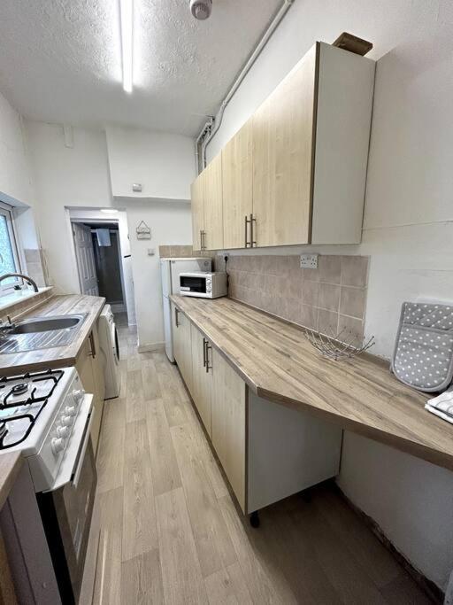 Bright Home From Home Stoke-on-Trent Экстерьер фото