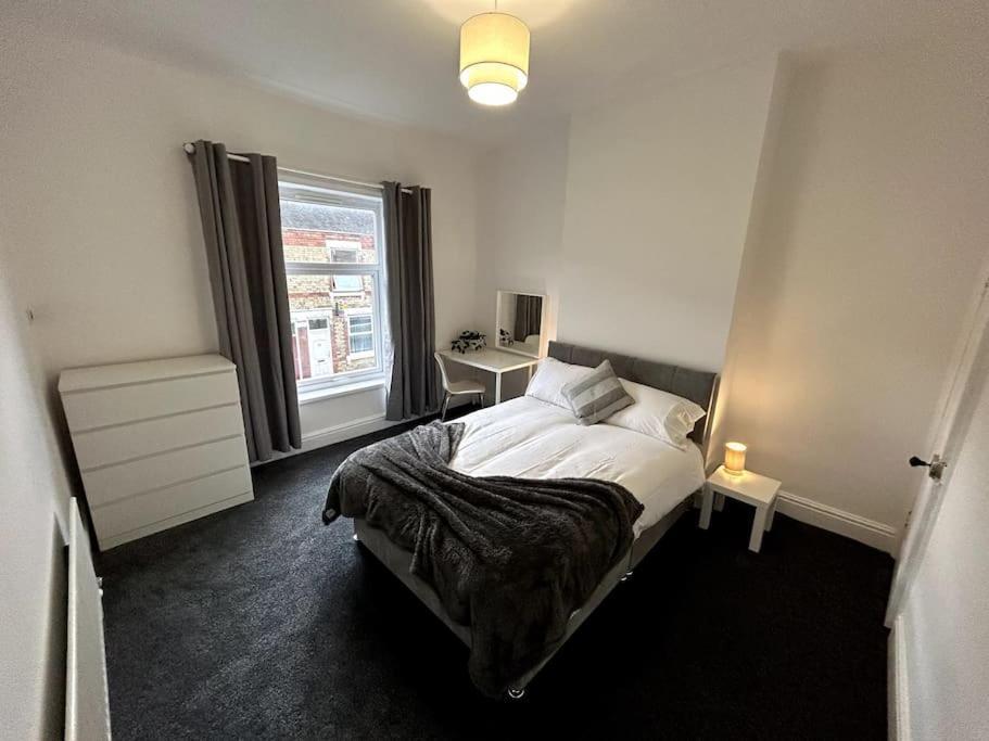 Bright Home From Home Stoke-on-Trent Экстерьер фото