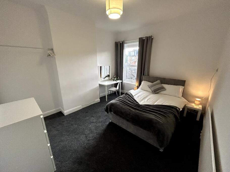 Bright Home From Home Stoke-on-Trent Экстерьер фото