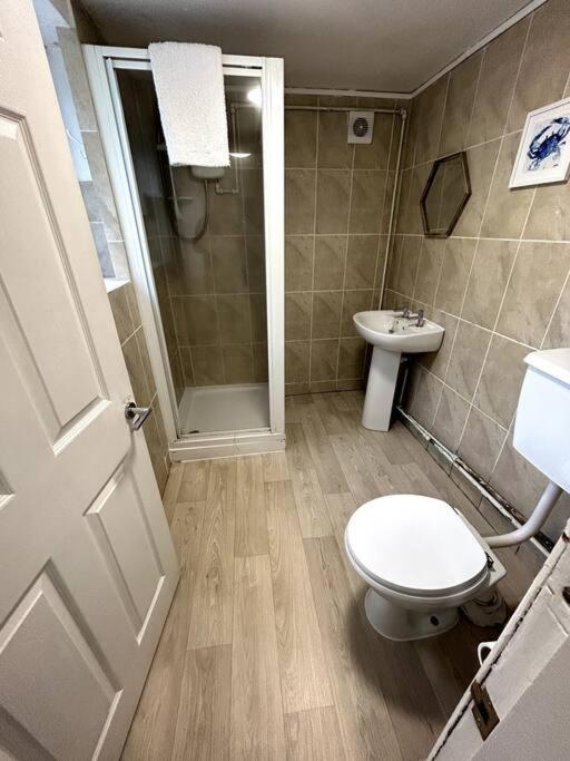 Bright Home From Home Stoke-on-Trent Экстерьер фото