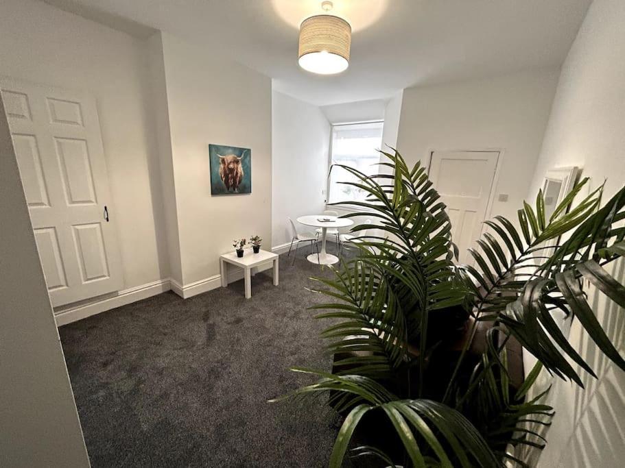 Bright Home From Home Stoke-on-Trent Экстерьер фото