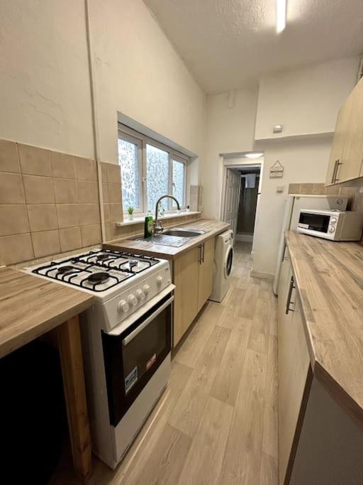 Bright Home From Home Stoke-on-Trent Экстерьер фото